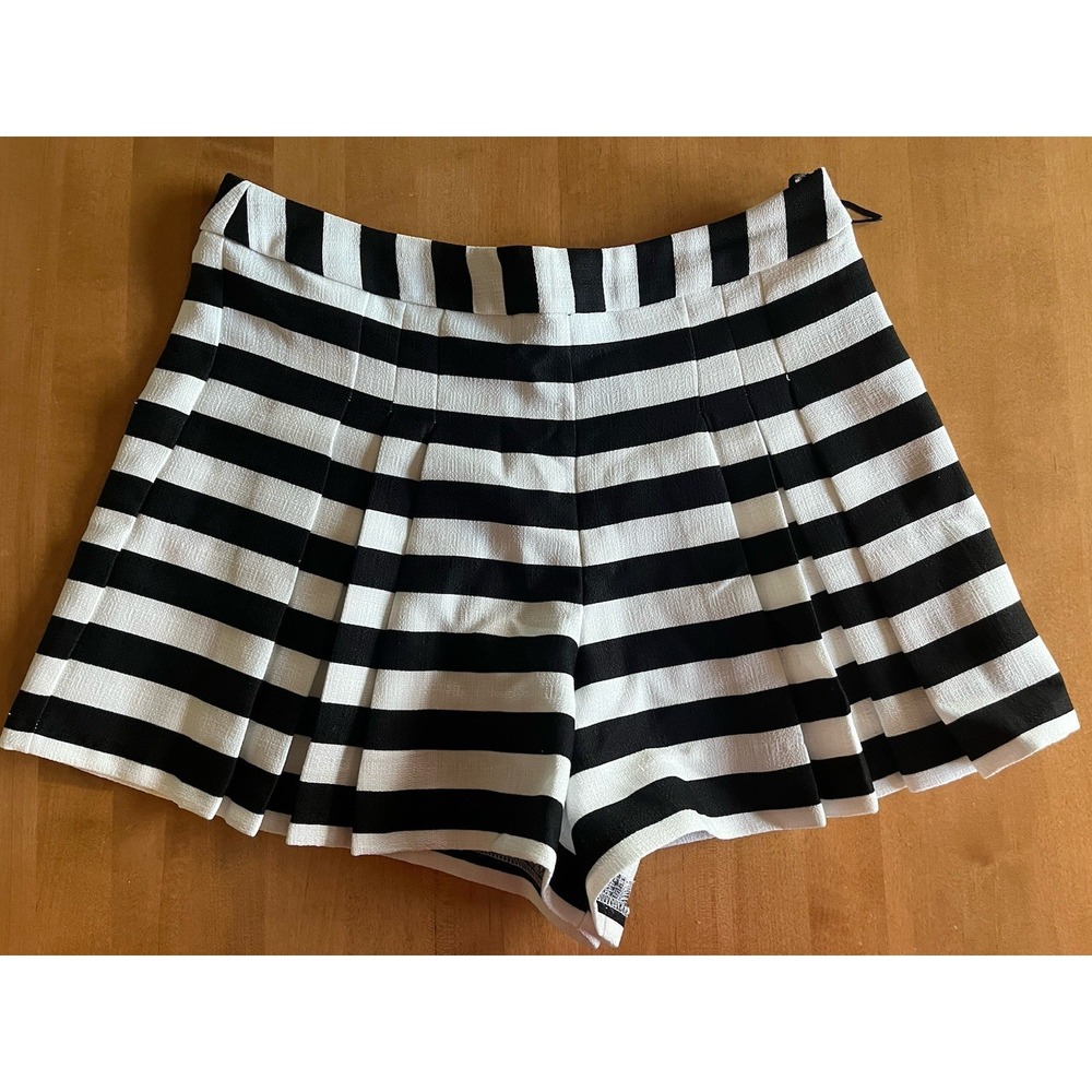 Everly Boutique Women's Shorts Black White Stripe‎ Sz L Large